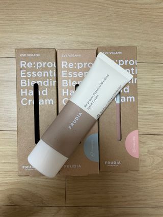 [후르디아] 끈적임 없는 착한성분 비건  핸드크림 3종 — 5점을 준 리뷰어가 2021년 11월 올린 사용 사진