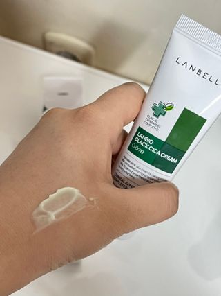 랑벨 랑바이오 블랙 시카 크림 50ml(블랙비 프로폴리스, 시카 4종, 판테놀 10 함유) — 5점을 준 리뷰어가 2022년 7월 올린 사용 사진