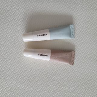 [후르디아] 올리브영 착한보습 비건 립버터 2종 — 5점을 준 리뷰어가 2023년 1월 올린 사용 사진