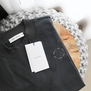로서울 High Neck T-Shirt Navy, Gray — 5점을 준 리뷰어가 2021년 5월 올린 사용 사진