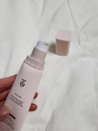 프리마인 선크림만 바꿨을 뿐인데 매일 물 2L챙겨먹고 기초케어 완벽하게 한 물빛피부 완성,셀라브UV프로텍터 — 5점을 준 리뷰어가 2023년 6월 올린 사용 사진