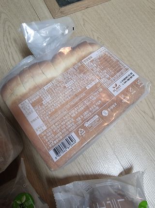 롯데제과 Vbread 포카치아식빵1개 + 미니식빵 1개 + 머핀 2개 세트 — 4점을 준 리뷰어가 2021년 9월 올린 사용 사진