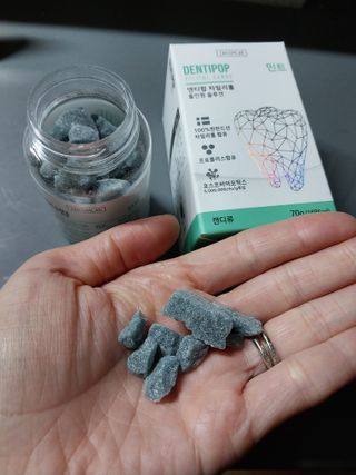 작심연구소 구취제거+충치예방+치아화이트닝 마법의 캔디 덴티팝3종(맛 랜덤 발송) — 4점을 준 리뷰어가 2022년 6월 올린 사용 사진