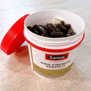 Swisse 스위스 고함량 프로폴리스 2,000mg 210정 — 5점을 준 리뷰어가 2021년 11월 올린 사용 사진