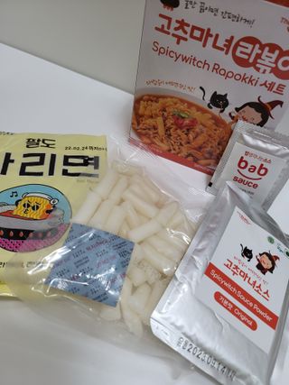 더밥  고추마녀 라볶이 +  나이스미 무설탕 현미후레이크 — 4점을 준 리뷰어가 2021년 10월 올린 사용 사진