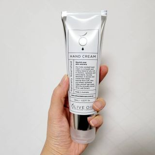 올리브 오일 스킨케어 컴퍼니 [OOSC] 보송보송한 내추럴리 너리시드 핸드크림 125ml — 3.5점을 준 리뷰어가 2021년 4월 올린 사용 사진