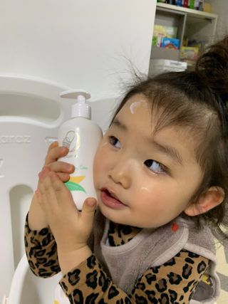 mom e 맘이 내추럴 베이비 케어 샴푸앤바스+로션 — 5점을 준 리뷰어가 2021년 1월 올린 사용 사진