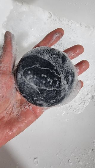 free [아토르] 9종 임상완료 아토르 다름 샴푸바_블랙  프리미엄 두피 케어 샴푸바 — 5점을 준 리뷰어가 2024년 5월 올린 사용 사진