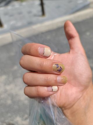 [네일가게] 햇빛에 닿으면 색이 변하는 신기한 햇살 반전 네일스티커_B — 5점을 준 리뷰어가 2021년 8월 올린 사용 사진