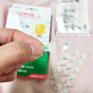 [큐어반H 스팟] 자외선 99프로 차단되는 스틱타입 스팟밴드(1팩 / 66매입) — 5점을 준 리뷰어가 2022년 11월 올린 사용 사진