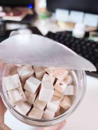 [펫시밀] 원물그대로 영양듬뿍 진공동결건조 북어트릿75g,치킨트릿100g,연어트릿75g 강아지 고양이 간식 — 5점을 준 리뷰어가 2023년 5월 올린 사용 사진