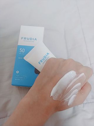 틱톡 [후르디아] 백탁NO! 화잘먹 수분광 선 에센스✨ — 5점을 준 리뷰어가 2023년 8월 올린 사용 사진