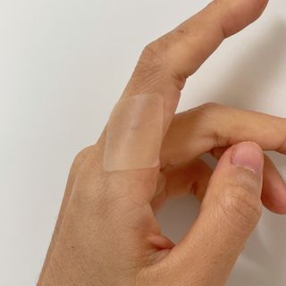 [큐어반H 커팅] 간편하게 떼서 쓰는 자외선차단 습윤밴드 (1팩/30매입) — 5점을 준 리뷰어가 2022년 11월 올린 사용 사진