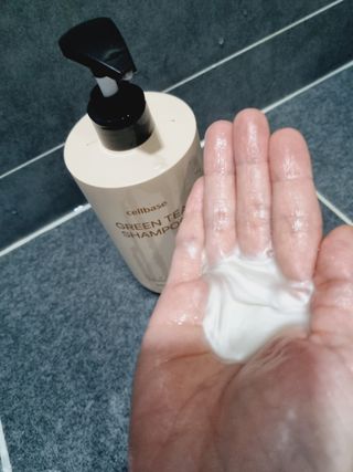 프리마인 더이상 뻣뻣하고 효과없는 탈모샴푸는 NO. 근본부터 케어하는 셀베이스 그린티샴푸(500ml) — 5점을 준 리뷰어가 2023년 3월 올린 사용 사진