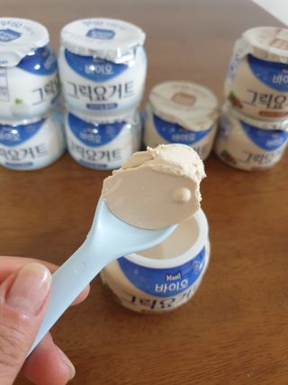 매일바이오 그릭요거트 오리지널 플레인 4개, 로스터리 커피믹스 4개 — 5점을 준 리뷰어가 2021년 12월 올린 사용 사진