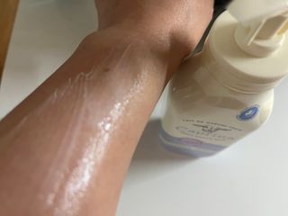 카프리나 산양밀크 모이스춰라이징 바디로션 350ml(라벤더향) — 5점을 준 리뷰어가 2023년 5월 올린 사용 사진