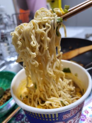 NISSIN 닛신 컵누들  4종 - 씨푸드오리지날, 씨푸드 스파이시, 씨푸드 커리, 씨푸드 XO소스 — 5점을 준 리뷰어가 2022년 3월 올린 사용 사진