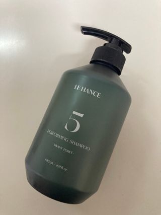 르핸스 퍼포밍 5 샴푸 비반트 포렛/베티버 포그 — 5점을 준 리뷰어가 2023년 1월 올린 사용 사진