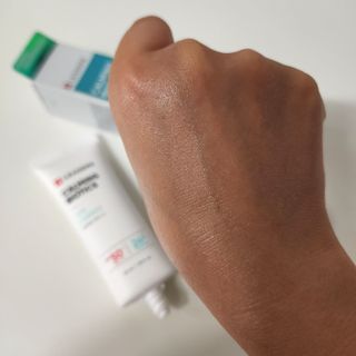 리더스코스메틱 리더스 카밍 바이오틱스 선 에센스 SPF 50+ PA++++ — 5점을 준 리뷰어가 2022년 7월 올린 사용 사진