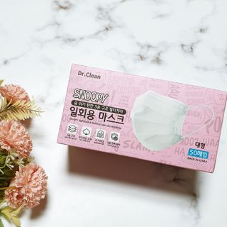 JHWORLD 스누피 마스크 정품 스누피 닥터클린 국내 아동용 성인용 3중 MB필터 일회용 덴탈마스크 50매 — 3점을 준 리뷰어가 2021년 9월 올린 사용 사진