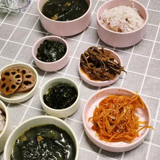 하나마이 [마마쿡] 전 청와대 천상현 셰프의 밑반찬  5종세트(소고기 장조림+연근조림+진미채+간장김자반+새우김자반) — 5점을 준 리뷰어가 2023년 4월 올린 사용 사진