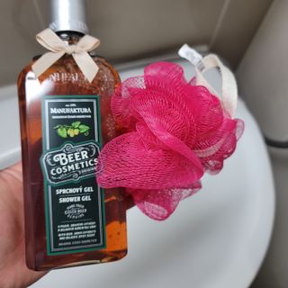 체코 비건화장품 마뉴팍투라 향좋은 맥주 샤워젤 (300ml) — 5점을 준 리뷰어가 2022년 6월 올린 사용 사진
