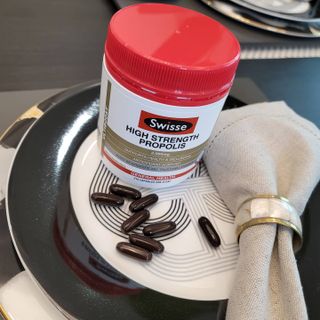 Swisse 스위스 고함량 프로폴리스 2,000mg 210정 — 5점을 준 리뷰어가 2021년 5월 올린 사용 사진