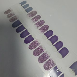 [네일가게] 햇빛에 닿으면 색이 변하는 신기한 햇살 반전 네일스티커 — 4점을 준 리뷰어가 2021년 8월 올린 사용 사진