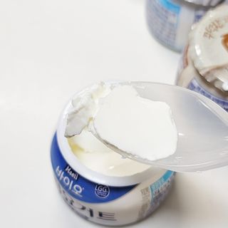 매일바이오 그릭요거트 오리지널 플레인 4개, 로스터리 커피믹스 4개 — 2점을 준 리뷰어가 2021년 12월 올린 사용 사진