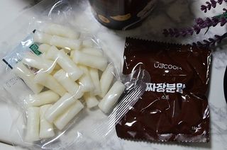 유비쿡 컵떡볶이 매운컵떡볶이2개/ 짜장컵떡볶이 2개  총 4개세트 — 5점을 준 리뷰어가 2021년 5월 올린 사용 사진