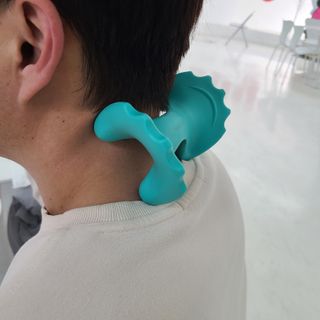 힐니스북 [힐마이넥]   거북목 통증완화를 위한 휴대용 목 안마기 — 4.5점을 준 리뷰어가 2022년 12월 올린 사용 사진
