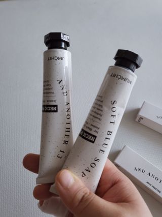 멈칫(MUMCHIT) 넥퍼퓸 NECKPERFUME 2가지 향 — 5점을 준 리뷰어가 2021년 12월 올린 사용 사진