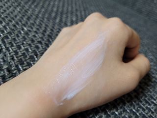 틱톡 [후르디아] 백탁NO! 화잘먹 수분광 선 에센스✨ — 5점을 준 리뷰어가 2023년 9월 올린 사용 사진