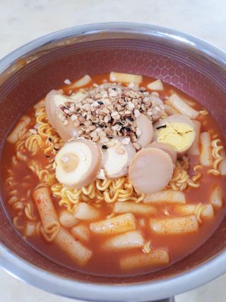 더밥  고추마녀 라볶이 +  나이스미 무설탕 현미후레이크 — 5점을 준 리뷰어가 2021년 10월 올린 사용 사진