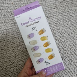 [네일가게] 햇빛에 닿으면 색이 변하는 신기한 햇살 반전 네일스티커 — 5점을 준 리뷰어가 2021년 8월 올린 사용 사진