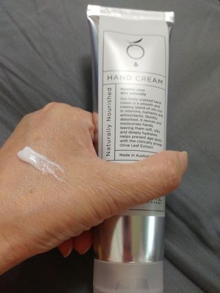 올리브 오일 스킨케어 컴퍼니 [OOSC] 보송보송한 내추럴리 너리시드 핸드크림 125ml — 5점을 준 리뷰어가 2021년 4월 올린 사용 사진