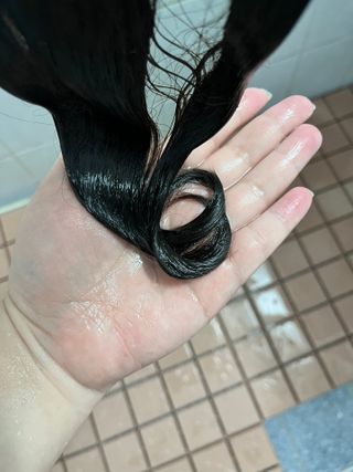 프리마인 더이상 뻣뻣하고 효과없는 탈모샴푸는 NO. 근본부터 케어하는 셀베이스 그린티샴푸(500ml) — 5점을 준 리뷰어가 2023년 3월 올린 사용 사진