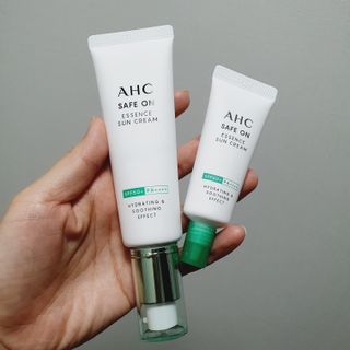 [AHC] 세이프온 에센스 선크림 올리브영 스페셜 증정 기획세트 — 4점을 준 리뷰어가 2022년 6월 올린 사용 사진