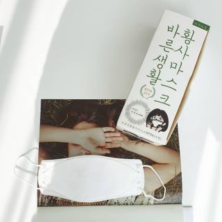 위케어 KF94 마스크 숨쉬기편한 귀안아픈마스크 국산원부자재 사용 식약처 승인 마스크 — 5점을 준 리뷰어가 2021년 3월 올린 사용 사진