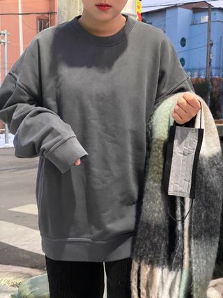 MAPLESYRUPFACTORY 메이플 피그먼트 맨투맨 8.COL — 5점을 준 리뷰어가 2022년 12월 올린 사용 사진