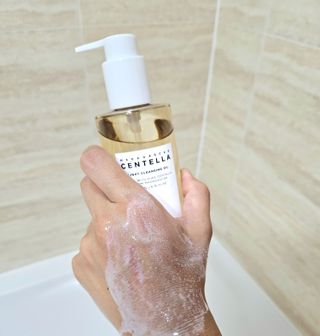 스킨1004 [SKIN1004] 마다가스카르 센텔라 라이트 클렌징 오일 200ml — 5점을 준 리뷰어가 2024년 7월 올린 사용 사진