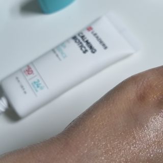 리더스코스메틱 리더스 카밍 바이오틱스 선 에센스 SPF 50+ PA++++ — 5점을 준 리뷰어가 2022년 5월 올린 사용 사진