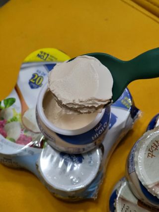매일바이오 그릭요거트 오리지널 플레인 4개, 로스터리 커피믹스 4개 — 3점을 준 리뷰어가 2021년 12월 올린 사용 사진