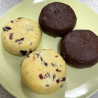 서브큐 스콘 냉동생지 3종 (크랜베리 스콘, 얼그레이 스콘, 초코헤이즐넛 스콘) — 3점을 준 리뷰어가 2023년 5월 올린 사용 사진