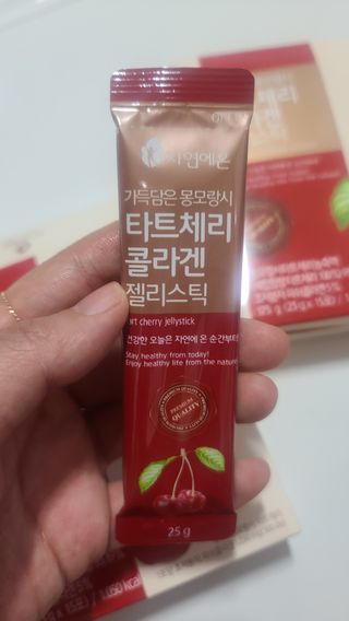 자연에온 가득담은 몽모랑시 타트체리 콜라겐 젤리스틱 — 5점을 준 리뷰어가 2021년 1월 올린 사용 사진