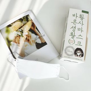 위케어 KF94 마스크 숨쉬기편한 귀안아픈마스크 국산원부자재 사용 식약처 승인 마스크 — 5점을 준 리뷰어가 2021년 3월 올린 사용 사진