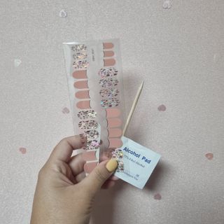[네일가게] 햇빛에 닿으면 색이 변하는 신기한 햇살 반전 네일스티커_B — 5점을 준 리뷰어가 2021년 8월 올린 사용 사진