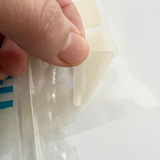 [큐어반H 커팅] 간편하게 떼서 쓰는 자외선차단 습윤밴드 (1팩/30매입) — 5점을 준 리뷰어가 2022년 11월 올린 사용 사진