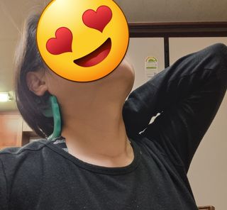 힐니스북 [힐마이넥]   거북목 통증완화를 위한 휴대용 목 안마기 — 3점을 준 리뷰어가 2022년 12월 올린 사용 사진
