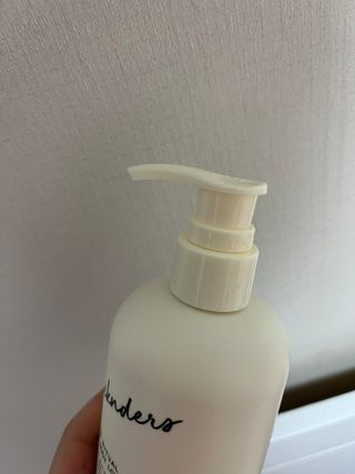 [위켄더스] 끈적임 없이 수분감을 채워주는 핸드& 바디로션 1종 랜덤발송 — 5점을 준 리뷰어가 2022년 5월 올린 사용 사진